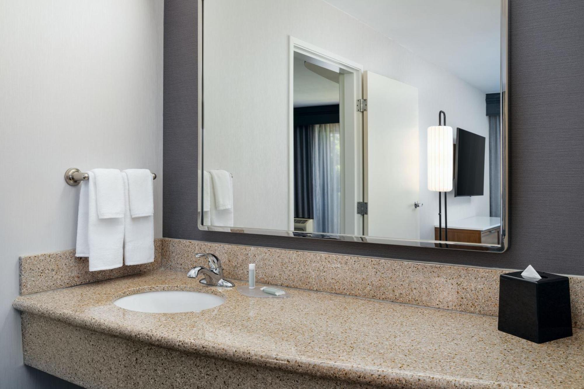 Courtyard By Marriott Kingston Hotel Kültér fotó